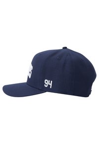 Marineblå kasket med struktureret form, der har hvid broderet skrift og tallet '94' på siden. Fremstillet af slidstærkt stof.