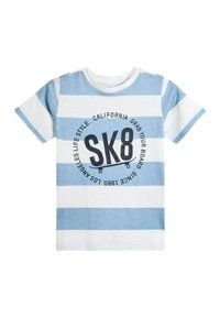 Pruhované tričko s krátkým rukávem v světle modré a bílé barvě, s kruhovou černou grafikou se symbolem "SK8" a motivem skateboardu uprostřed.