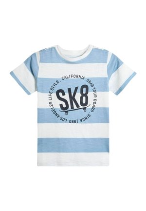 Pruhované tričko s krátkym rukávom vo svetlomodrej a bielej farbe, s kruhovou čiernou grafikou v strede, na ktorej je motív "SK8" a skateboard.