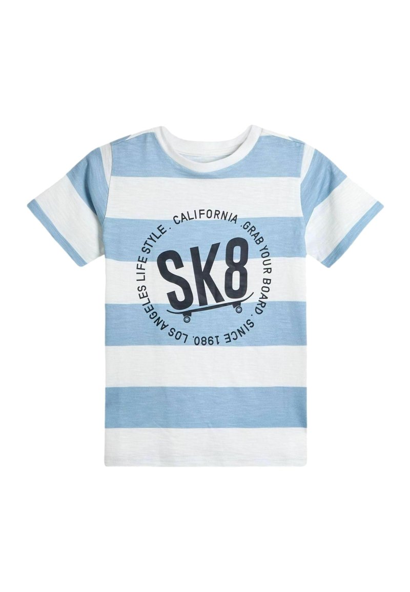 Pruhované tričko s krátkým rukávem v světle modré a bílé barvě, s kruhovou černou grafikou se symbolem "SK8" a motivem skateboardu uprostřed.