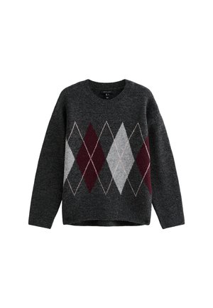 Maglione grigio a maglia con collo a girocollo a costine. Presenta un motivo a diamante in bordeaux, rosso scuro, grigio chiaro e crema.