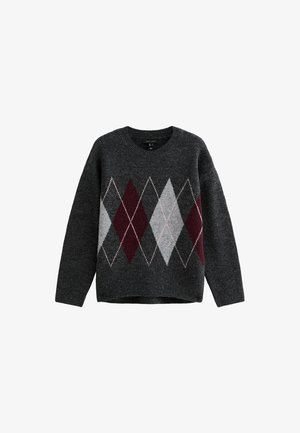 Maglione grigio a maglia con collo a girocollo a costine. Presenta un motivo a diamante in bordeaux, rosso scuro, grigio chiaro e crema.