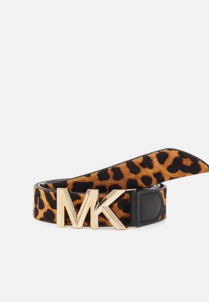Ceinture à imprimé léopard avec boucle logo dorée "MK" et bordure en cuir noir, roulée sur un fond blanc.