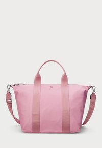 Rosa tote-veske laget av skinnende, slitesterkt materiale. Har to solide topphåndtak, en avtakbar stropp og en logo preget på forsiden.