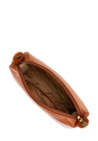 Borsa in pelle marrone con chiusura a zip, texture liscia e fodera con logo. Ha una forma arrotondata e un accento di zip color oro.