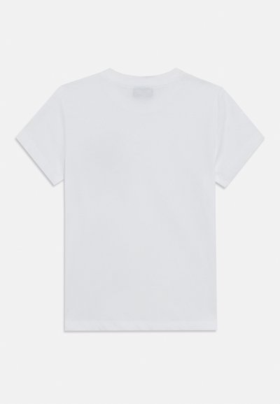 Λευκό βαμβακερό t-shirt με κοντά μανίκια και λαιμόκοψη τύπου crew, με απλή υφή χωρίς ορατά λογότυπα ή σχέδια.