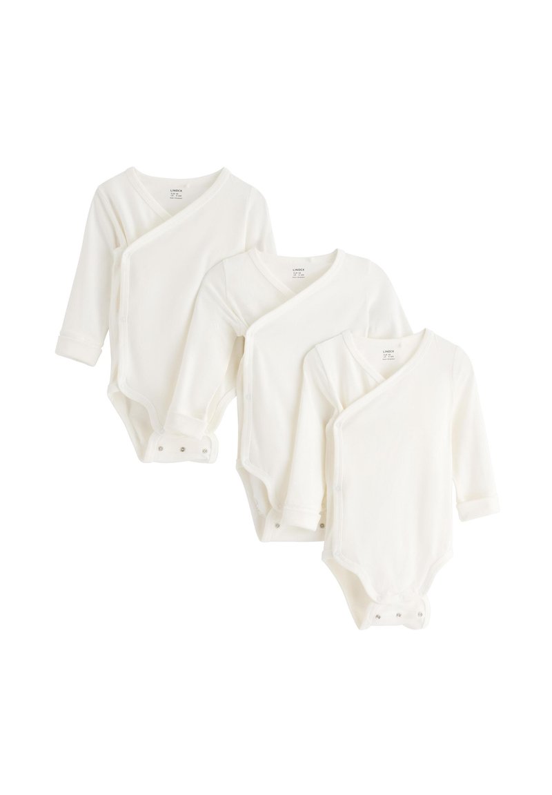 Tre body per neonati bianchi realizzati in tessuto morbido, con maniche lunghe, design avvolgente e chiusure a pressione sul fondo per facilitare il vestire.