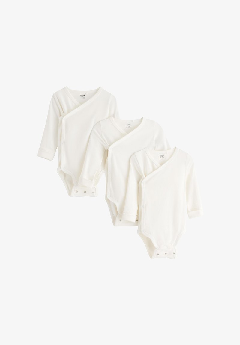 Drei weiße Babybodys aus weichem Stoff, mit langen Ärmeln, Wickeldesign und Druckknöpfen am Boden für ein einfaches Anziehen.