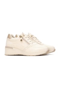 Zapatillas beige con parte superior de cuero suave, cierres de cordones y cremallera, suela de goma y sutiles acentos texturizados en los laterales.