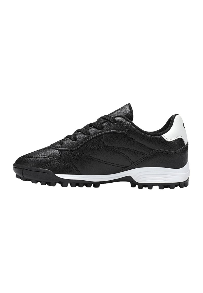 Chaussure de sport noire en cuir synthétique texturé. Dotée d'un accent blanc au niveau du talon, d'un système de laçage et d'une semelle en caoutchouc texturé.