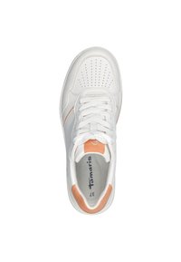 Baskets blanches avec un design perforé, accents orange sur le talon, semelle texturée et lacets plats ; logo présent sur la languette.