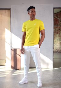 Nike Sportswear CLUB TEE - Navadna majica - gelb/weiss