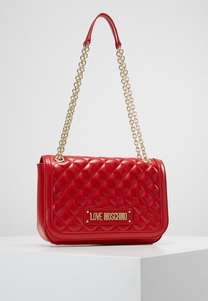 Rote gesteppte Leder-Schultertasche mit goldenem Kettenriemen und "LOVE MOSCHINO" Gold-Logo-Plakette auf der vorderen Klappe.