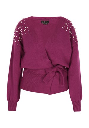 V-hals, omslagsstrik i fuchsia med lange ærmer, ribbede manchetter og en knyttet talje. Pyntet med perle detaljer på skuldrene.