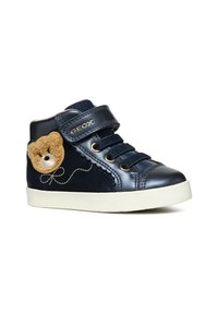 Zapatillas altas para niños en cuero y ante de color azul marino, con bordado de oso de peluche y tira de Velcro, que cuentan con suela de goma blanca.