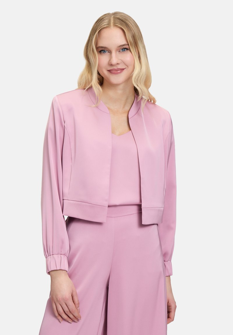 Rood cropped jack met hoge kraag, lange mouwen en elastische boorden, gemaakt van een gladde stof, gecombineerd met een bijpassende top.