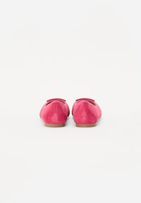 Rosa semskede ballettsko med en jevn tekstur, avrundet tå og små dekorative sløyfeakenter ved hælen. Flat beige såle.