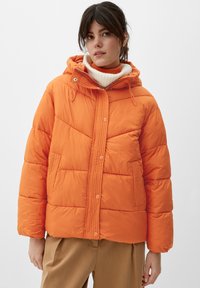 Oranje pufferjack met een capuchon, met een gewatteerd ontwerp, drukknopen en zijzakken. Dikke, gladde stof met een relaxte pasvorm.