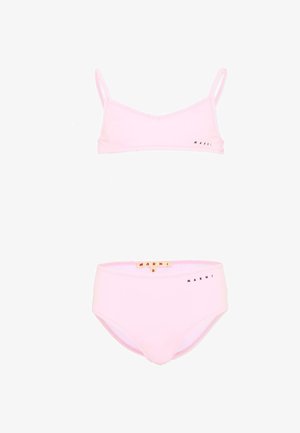 Tweedelig lichtroze bikini met dunne bandjes aan de bovenkant en een broekje met hoge taille, beide voorzien van de merknaam "Marni" in het zwart.