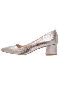 Escarpin argent métallique à petit talon avec un bout pointu, une tige texturée et un intérieur lisse. Équipé d'un talon carré pour plus de stabilité.