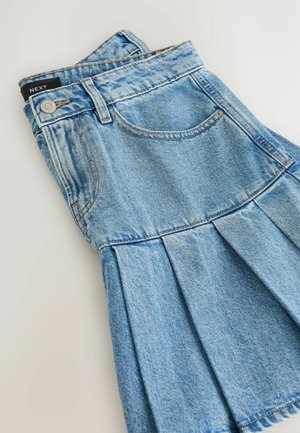 Gonna di denim blu chiaro con design plissettato, orlo grezzo e tasche frontali. Presenta una chiusura a bottone e un'etichetta del marchio in vita.