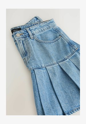 Fustă din denim albastru deschis, cu un design plisat, margine brută și buzunare frontale. Prezintă un închidere cu buton și un eticheta de marcă pe talie.