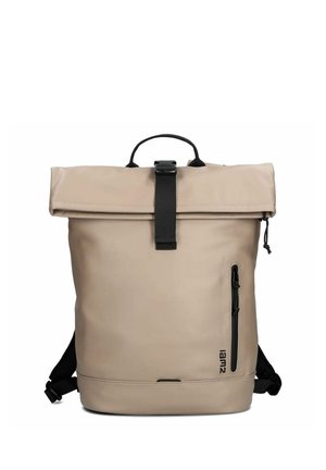 Zaino beige con chiusura a rotolo, fibbia nera, tasca con cerniera verticale e manico corto sulla parte superiore, vista frontale su sfondo bianco.