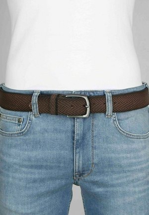 Lichtblauwe spijkerbroek met een donkerbruine gevlochten riem en een zilveren gesp, gedragen met een wit overhemd dat is ingestopt.