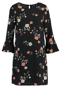 Černé šaty ke kolenům s dlouhými zvonovými rukávy, s rozptýlenými korálovými a bílými květinovými vzory a zelenými listy.