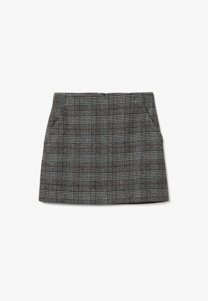 Grauer karierter Minirock mit vorderen Taschen und einem subtilen braunen Karomuster auf weißem Hintergrund.