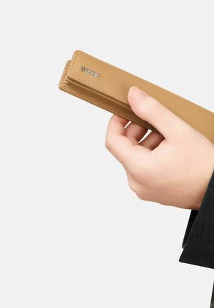 BOSS, CLASSIC GRAINED - Trousse - camel