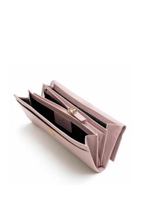 Cartera de cuero rosa con un acabado texturizado, que cuenta con múltiples compartimentos, una sección con cremallera y detalles en dorado.