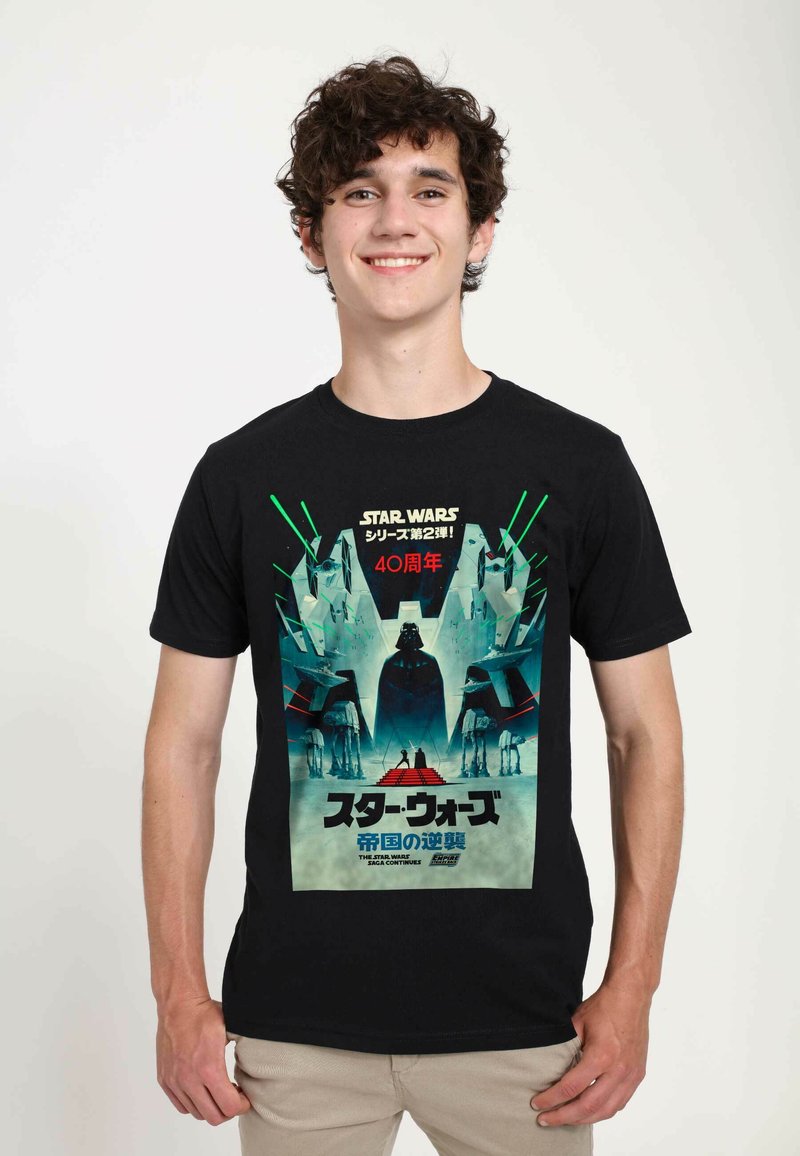 Svart bomullströja med ett grafiskt tryck som visar en Star Wars-scen med Darth Vader och rymdskepp. Texten innehåller japanska tecken och "40周年."