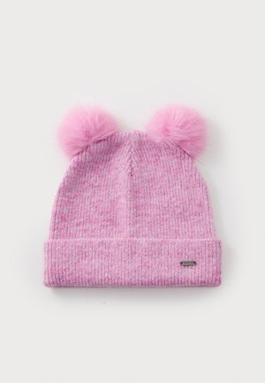 Rosa strikket lue med to fluffy pom-pomer på toppen og en rullet oppkant. Teksturert strikkemønster og liten merkelapp på siden.