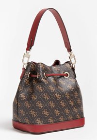 Borsa a secchiello con un esterno pattern marrone scuro, dettagli dorati e una base e una tracolla in pelle rossa. Presenta una chiusura con coulisse.