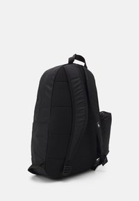 Zaino nero con design imbottito, spallacci regolabili e tasca laterale. Realizzato in tessuto resistente con una finitura testurizzata.