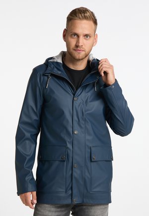 Marineblau waterproof Jacke mit grauem Kapuzen, Fronttaschen, Druckknöpfen und verstellbaren Kordeln. Glatte Textur und durchgehender Reißverschluss.