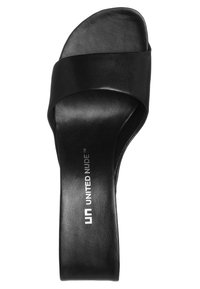 Sandale noire en cuir à enfiler avec une large sangle, une semelle intérieure moulée et le logo "United Nude" sur la semelle intérieure, vue de dessus.