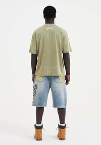 Ed Hardy MEDUSA DRAG SKATER - Farkkushortsit - bleach