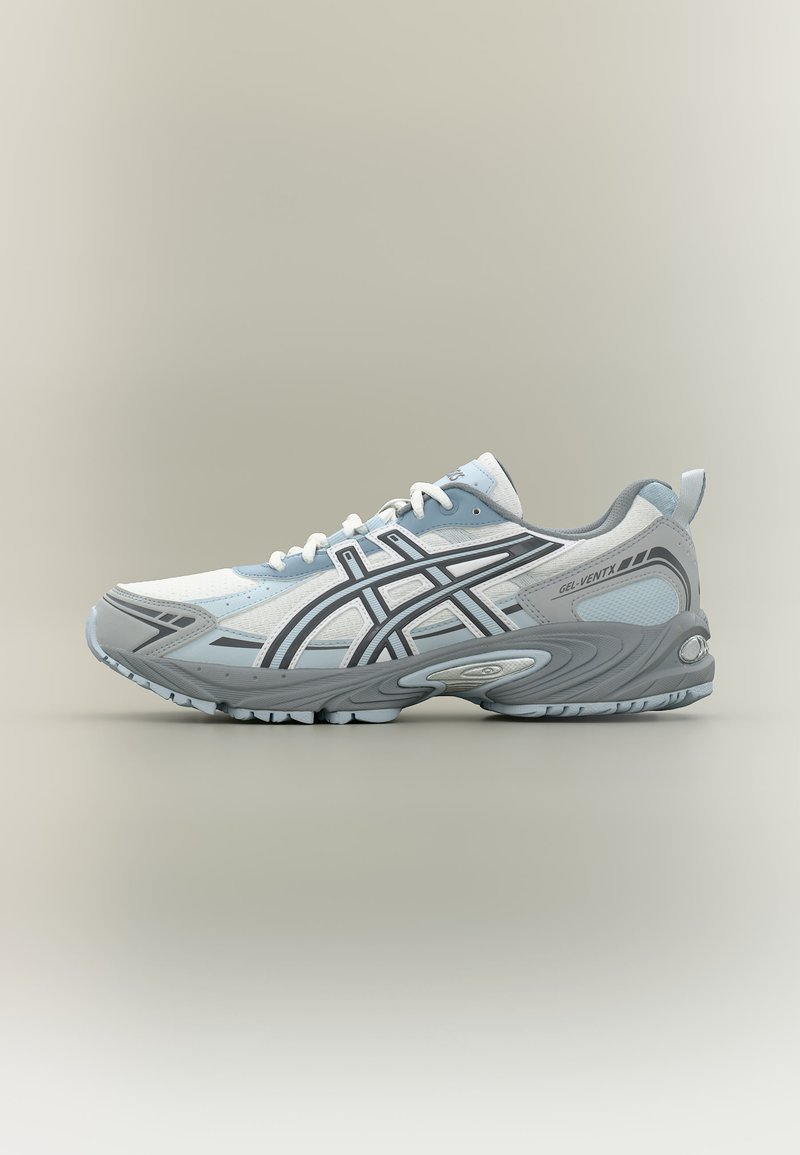 Madala säärega Asics Gel-VentX spordijalats valges, helesinises ja hallis, paelakinnitusega ja tekstureeritud tallaga, nähtud külgprofiilis.