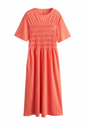 Koralowa sukienka midi z krótkimi rękawami, okrągłym dekoltem oraz marszczonymi detalami na piersiach i w talii, wykonana z lekkiego materiału.