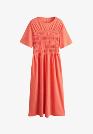 Koralowa sukienka midi z krótkimi rękawami, okrągłym dekoltem oraz marszczonymi detalami na piersiach i w talii, wykonana z lekkiego materiału.