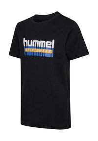 Sort bomulds t-shirt med et iøjnefaldende grafisk print med "hummel" i hvid, "SPORTSWEAR" i orange, og blå detaljer på brystet.