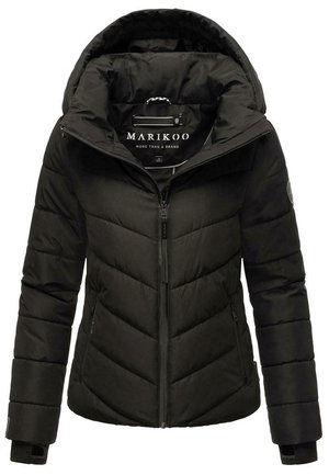 Veste rembourrée noire avec capuche, dotée de matelassage en chevrons, d'une fermeture éclair à l'avant et de poches latérales. Le matériau semble lisse et résistant à l'eau.