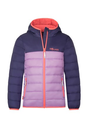 Kinder Steppjacke mit Kapuze, marineblaue Ärmel und Oberteil, lavendelfarbenes Oberteil, korallenfarbener Reißverschluss und „Trollkids“-Logo auf der Brust.