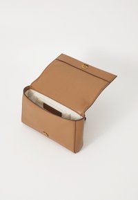 Pochette in pelle marrone con design piatto, bordi arrotondati e chiusura a scatto. L'interno presenta una fodera in tessuto chiaro e uno slot per carte.