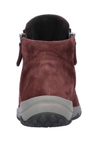 Bottines en suède bordeaux avec une semelle grise texturée, détail de fermeture éclair sur le côté et une doublure noire douce à l'ouverture.