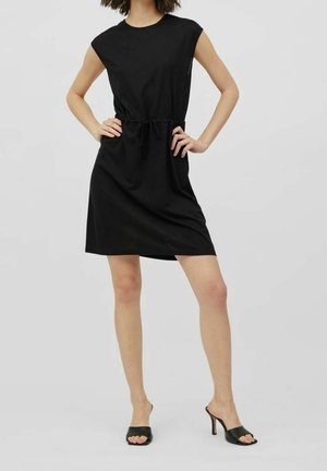 Černé šaty s kulatým výstřihem, krátkými rukávy a stahovacím pasem. Hladká, lehká látka, délka ke kolenům s jednoduchou siluetou.