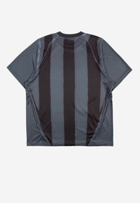 Αθλητική μπλούζα με κοντά μανίκια, με κάθετες μαύρες και σκουρόγερες ρίγες, εμφανιζόμενη από πίσω σε απλό λευκό φόντο.