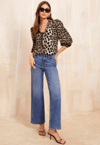 Friends Like These BOW FRONT WITH PUFF SLEEVE  - REGULAR FIT - Blúz - brown